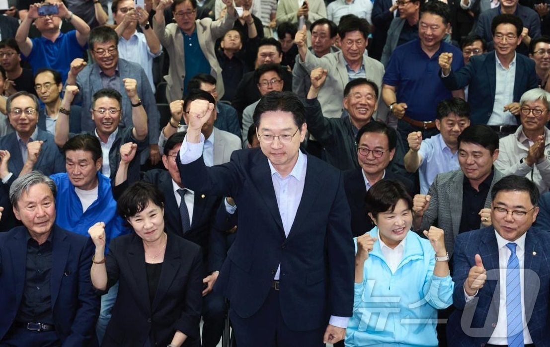 (창원=뉴스1) 강정태 기자 = 김경수 더불어민주당 경남지사 후보가 3일 오후 경남 창원시 성산구 선거사무실에 마련된 개표상황실에서 출구조사서 앞선다는 결과가 나오자 주먹을 치켜 …
