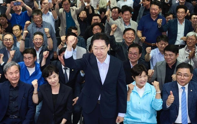 주먹 치켜든 김경수