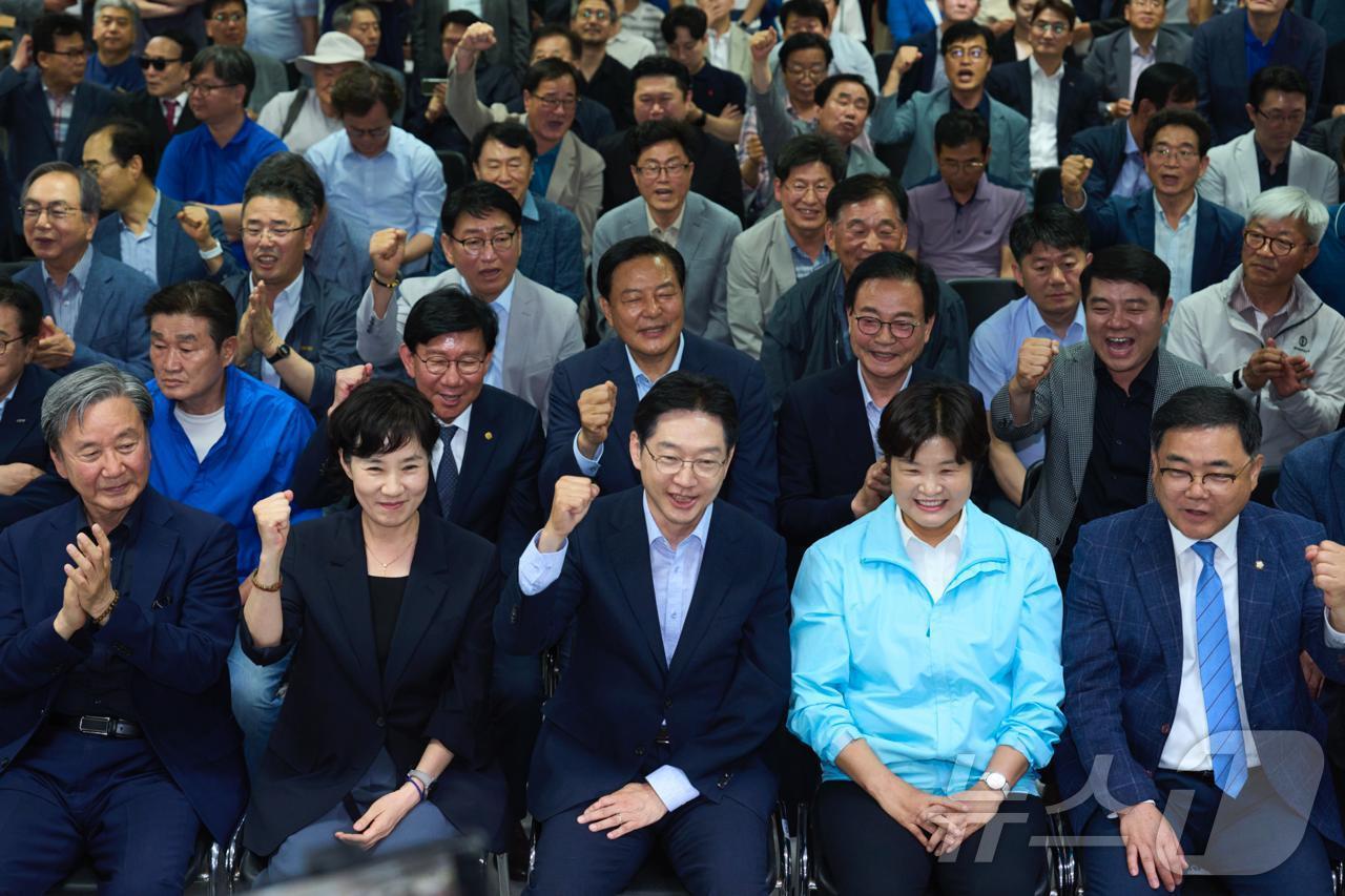 (창원=뉴스1) 강정태 기자 = 김경수 더불어민주당 경남지사 후보가 3일 오후 경남 창원시 성산구 선거사무실에 마련된 개표상황실에서 출구조사서 앞선다는 결과가 나오자 기뻐하고 있다 …