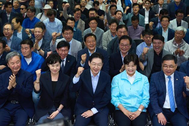 출구조사 결과 기뻐하는 김경수