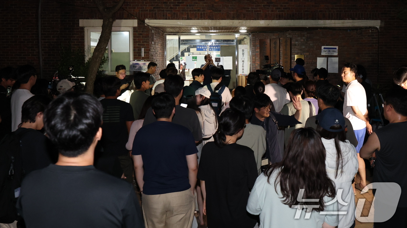 (서울=뉴스1) 박지혜 기자 = 제9회 전국동시지방선거일인 3일 오후 투표용지 부족 사태로 투표 시간이 오후 10시까지 연장된 서울 송파구 잠실7동 제2투표소 앞에 취재진과 주민들 …