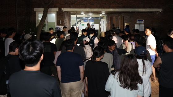 투표시간 연장된 잠실7동 제2투표소 앞에 모인 주민들