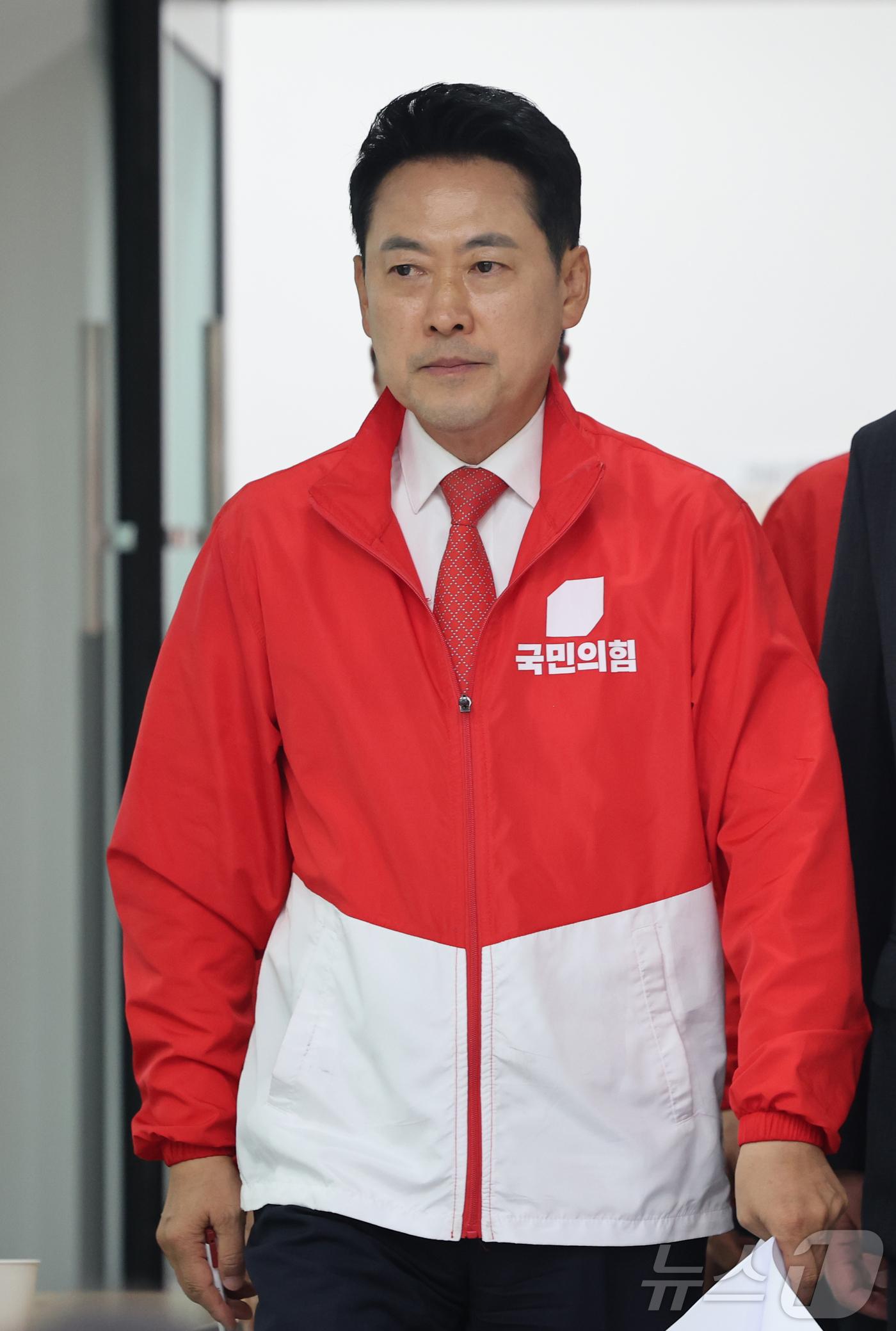 (서울=뉴스1) 황기선 기자 = 장동혁 국민의힘 대표가 3일 오후 서울 여의도 중앙당사에서 '투표용지 부족' 관련 브리핑을 위해 발걸음을 옮기고 있다.  2026.6.3/뉴스1