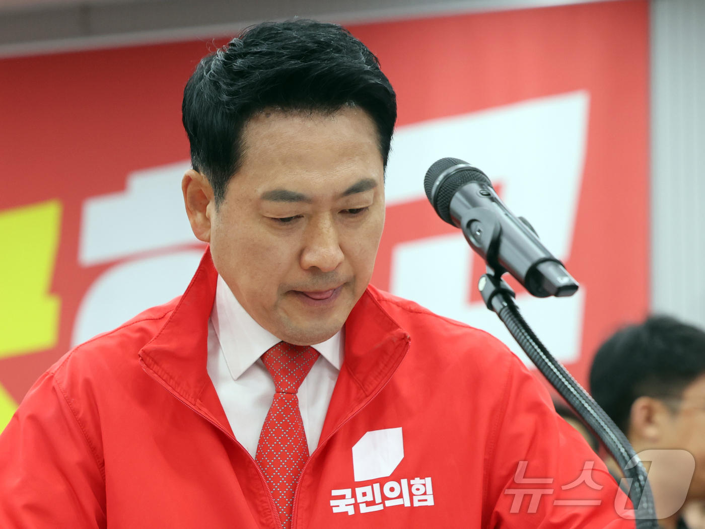 (서울=뉴스1) 황기선 기자 = 장동혁 국민의힘 대표가 3일 오후 서울 여의도 중앙당사에서 '투표용지 부족' 관련 브리핑을 위해 발걸음을 옮기고 있다.  2026.6.3/뉴스1
