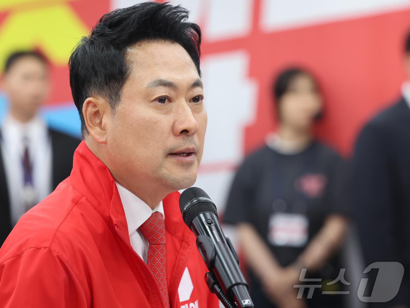 (서울=뉴스1) 황기선 기자 = 장동혁 국민의힘 대표가 3일 오후 서울 여의도 중앙당사에서 '투표용지 부족' 관련 브리핑을 하고 있다. 2026.6.3/뉴스1