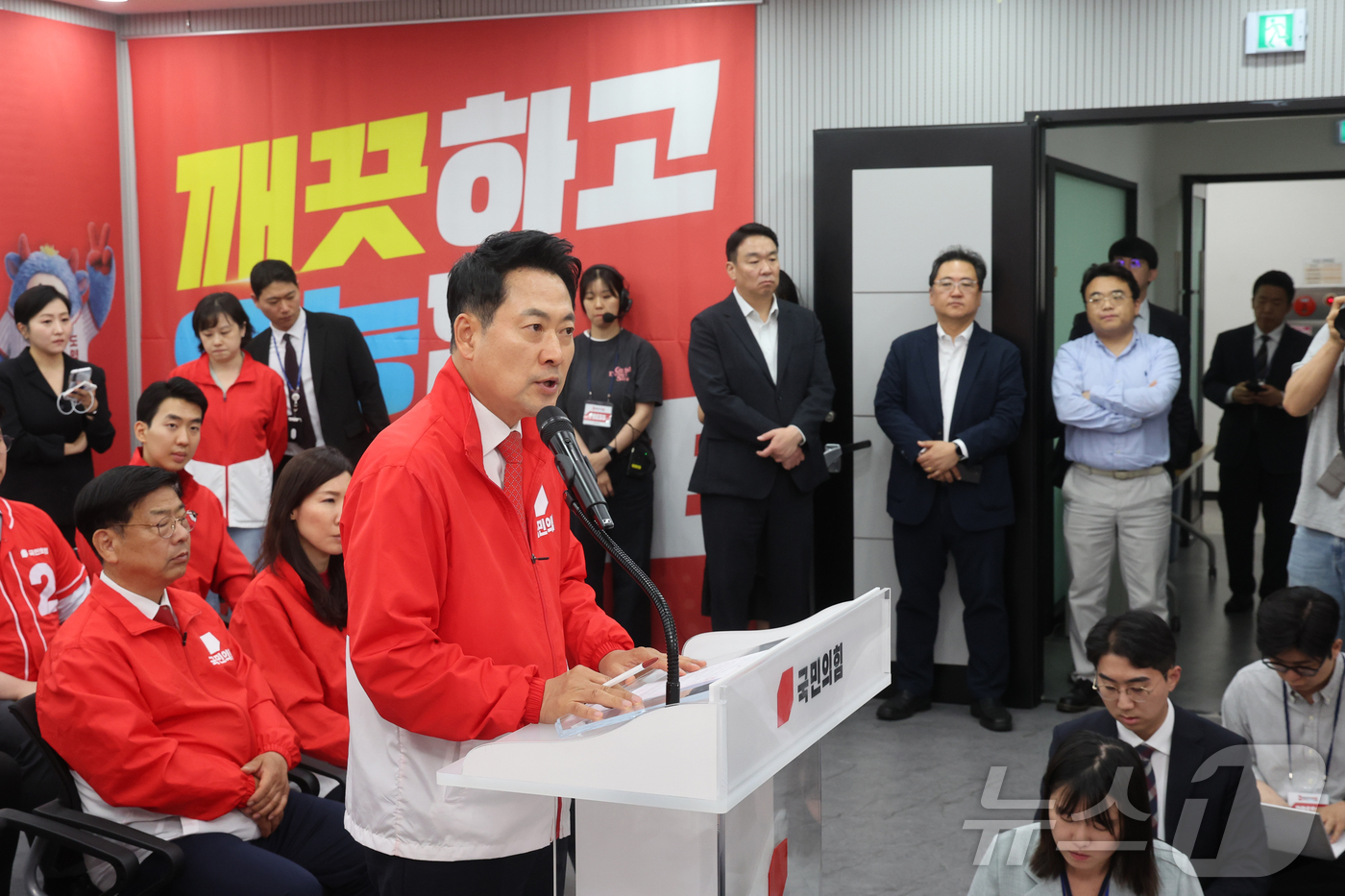 (서울=뉴스1) 황기선 기자 = 장동혁 국민의힘 대표가 3일 오후 서울 여의도 중앙당사에서 '투표용지 부족' 관련 브리핑을 하고 있다. 2026.6.3/뉴스1