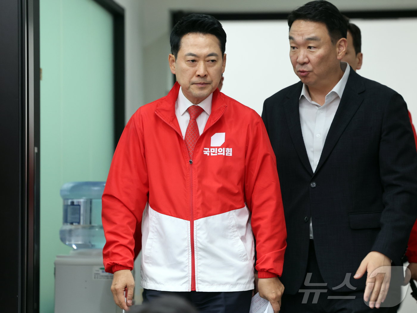 (서울=뉴스1) 황기선 기자 = 장동혁 국민의힘 대표가 3일 오후 서울 여의도 중앙당사에서 '투표용지 부족' 관련 브리핑을 위해 발걸음을 옮기고 있다.  2026.6.3/뉴스1