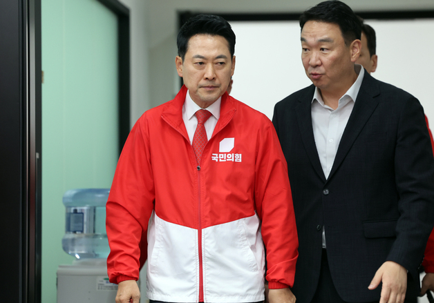 브리핑 위해 발걸음 옮기는 장동혁 대표
