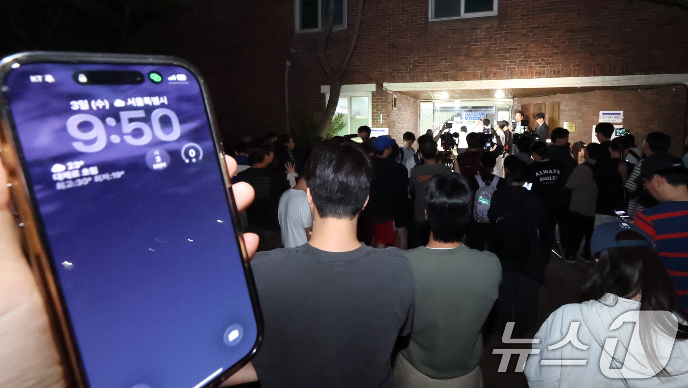 (서울=뉴스1) 박지혜 기자 = 제9회 전국동시지방선거일인 3일 오후 투표용지 부족 사태로 투표 시간이 오후 10시까지 연장된 서울 송파구 잠실7동 제2투표소 앞에 취재진과 주민들 …