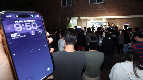 투표시간 연장된 잠실7동 제2투표소 앞에 몰려든 취재진과 주민들