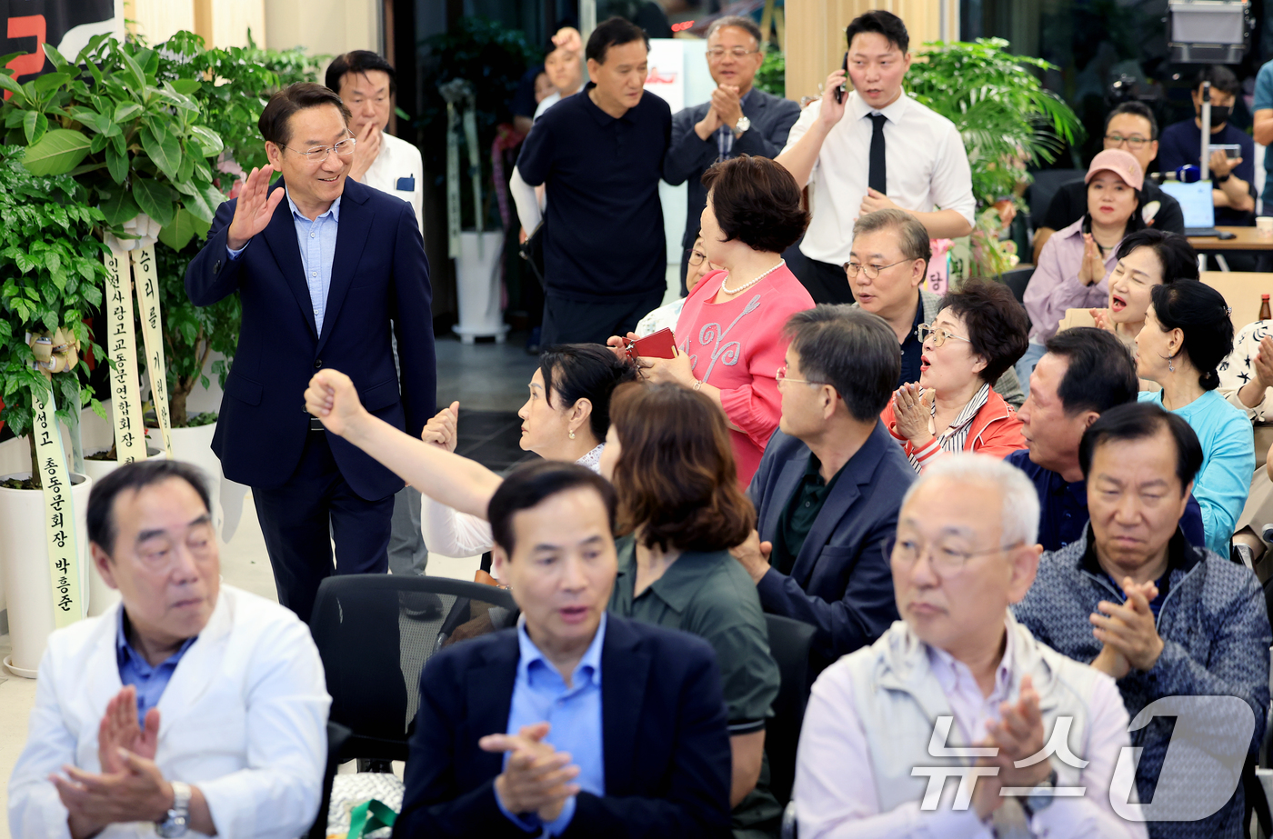 (인천=뉴스1) 이호윤 기자 = 유정복 국민의힘 인천시장 후보가 3일 인천 미추홀구 선거사무소를 찾아 지지자들과 인사를 나누고 있다. 2026.6.3/뉴스1