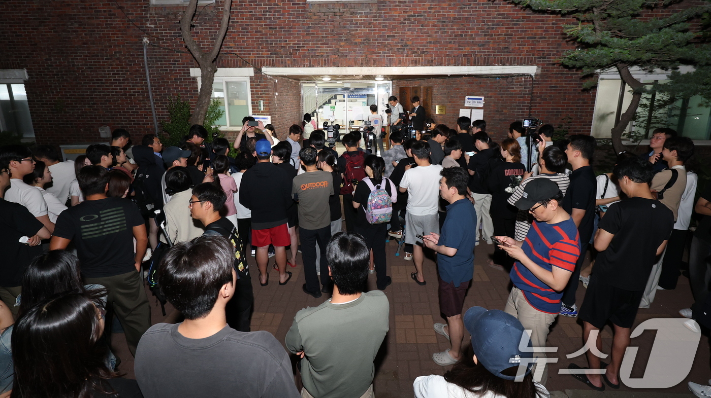 (서울=뉴스1) 박지혜 기자 = 제9회 전국동시지방선거일인 3일 오후 투표용지 부족 사태로 투표 시간이 오후 10시까지 연장된 서울 송파구 잠실7동 제2투표소 앞에 취재진과 유권자 …