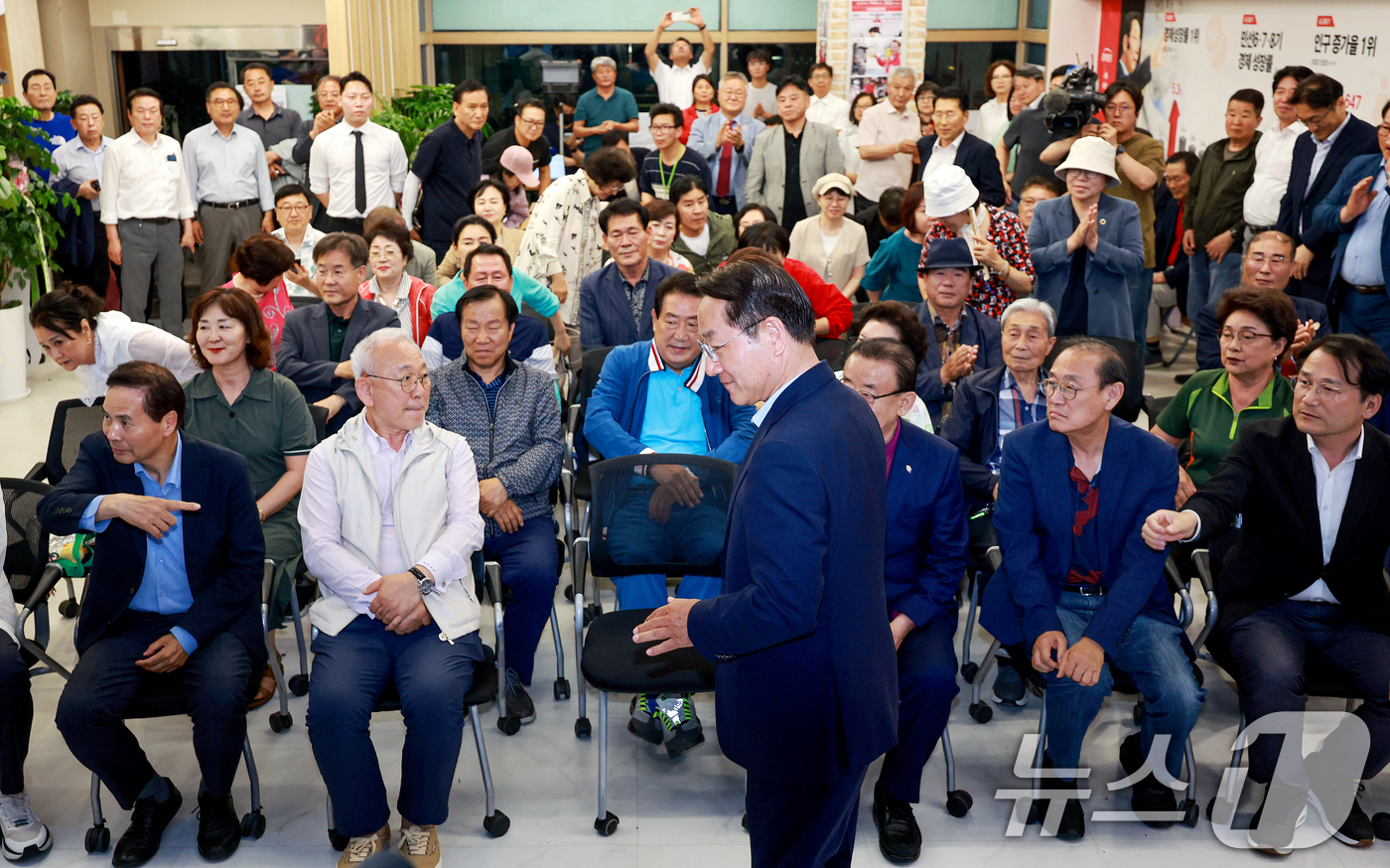 (인천=뉴스1) 이호윤 기자 = 유정복 국민의힘 인천시장 후보가 3일 인천 미추홀구 선거사무소를 찾아 지지자들과 인사를 나누고 있다. 2026.6.3/뉴스1