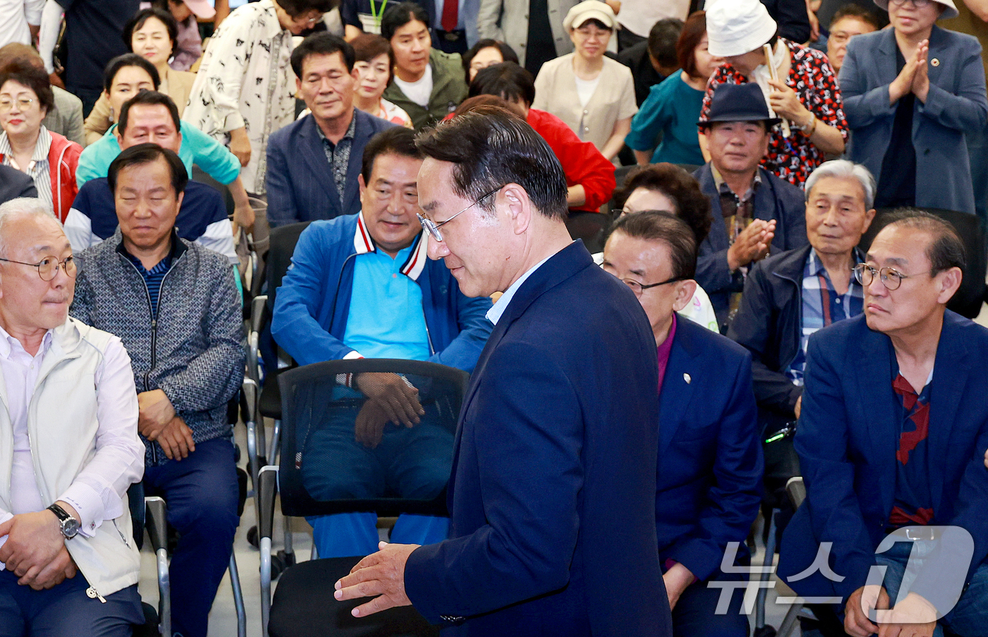 (인천=뉴스1) 이호윤 기자 = 유정복 국민의힘 인천시장 후보가 3일 인천 미추홀구 선거사무소를 찾아 지지자들과 인사를 나누고 있다. 2026.6.3/뉴스1