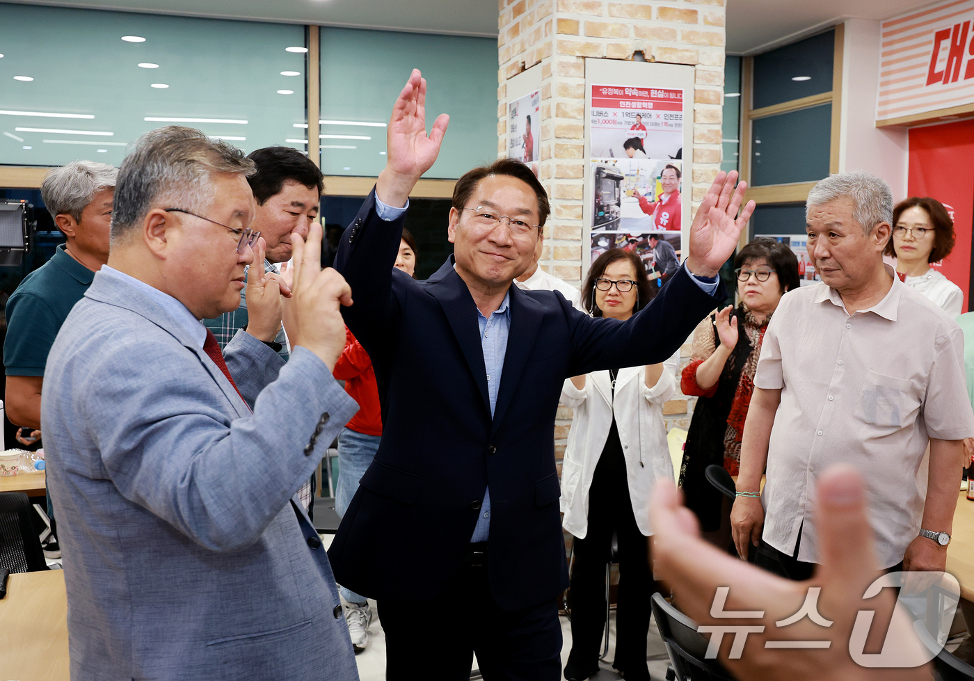 (인천=뉴스1) 이호윤 기자 = 유정복 국민의힘 인천시장 후보가 3일 인천 미추홀구 선거사무소를 찾아 지지자들과 인사를 나누고 있다. 2026.6.3/뉴스1