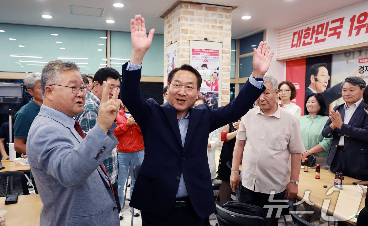 (인천=뉴스1) 이호윤 기자 = 유정복 국민의힘 인천시장 후보가 3일 인천 미추홀구 선거사무소를 찾아 지지자들과 인사를 나누고 있다. 2026.6.3/뉴스1