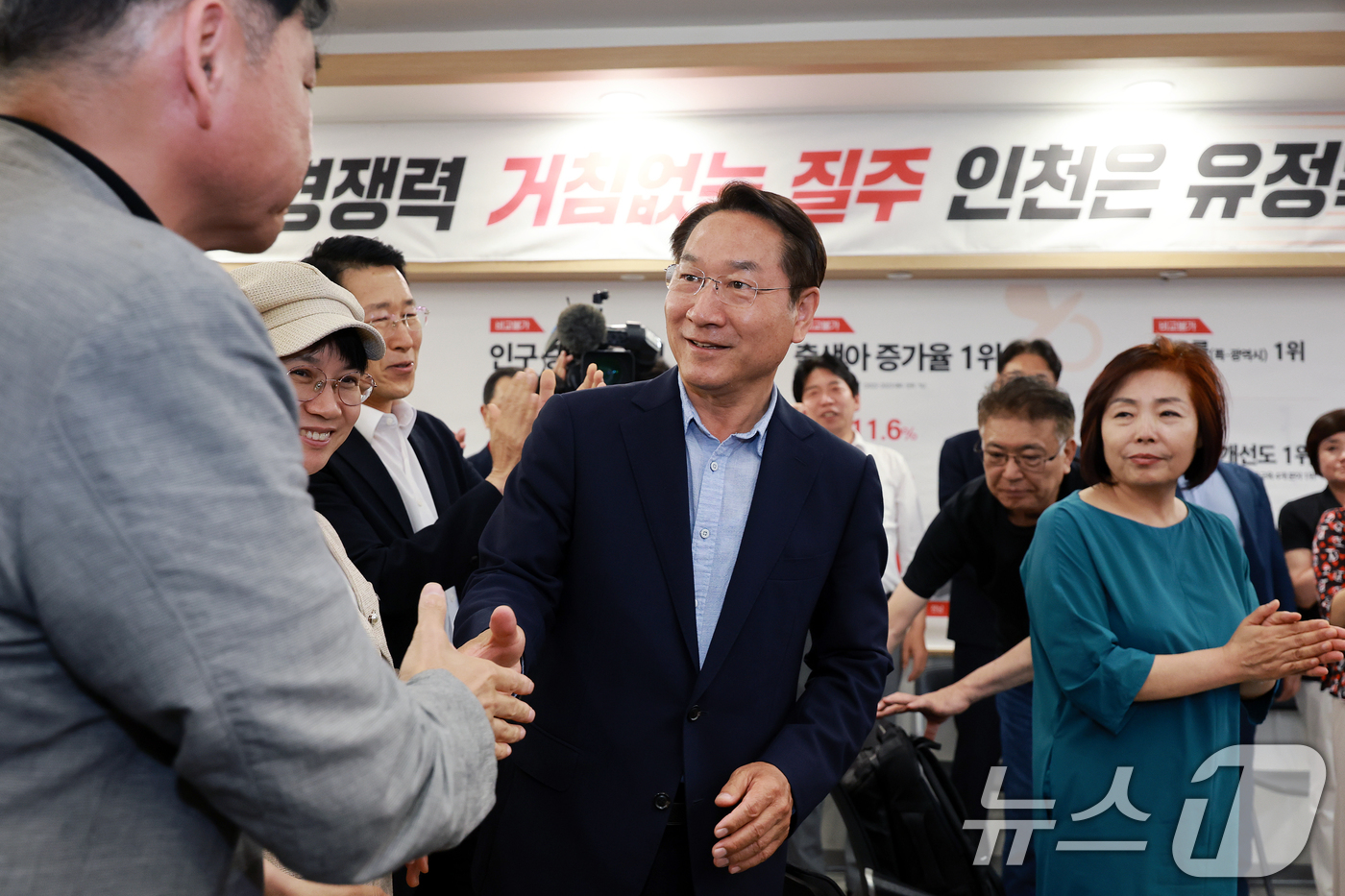 (인천=뉴스1) 이호윤 기자 = 유정복 국민의힘 인천시장 후보가 3일 인천 미추홀구 선거사무소를 찾아 지지자들과 인사를 나누고 있다. 2026.6.3/뉴스1