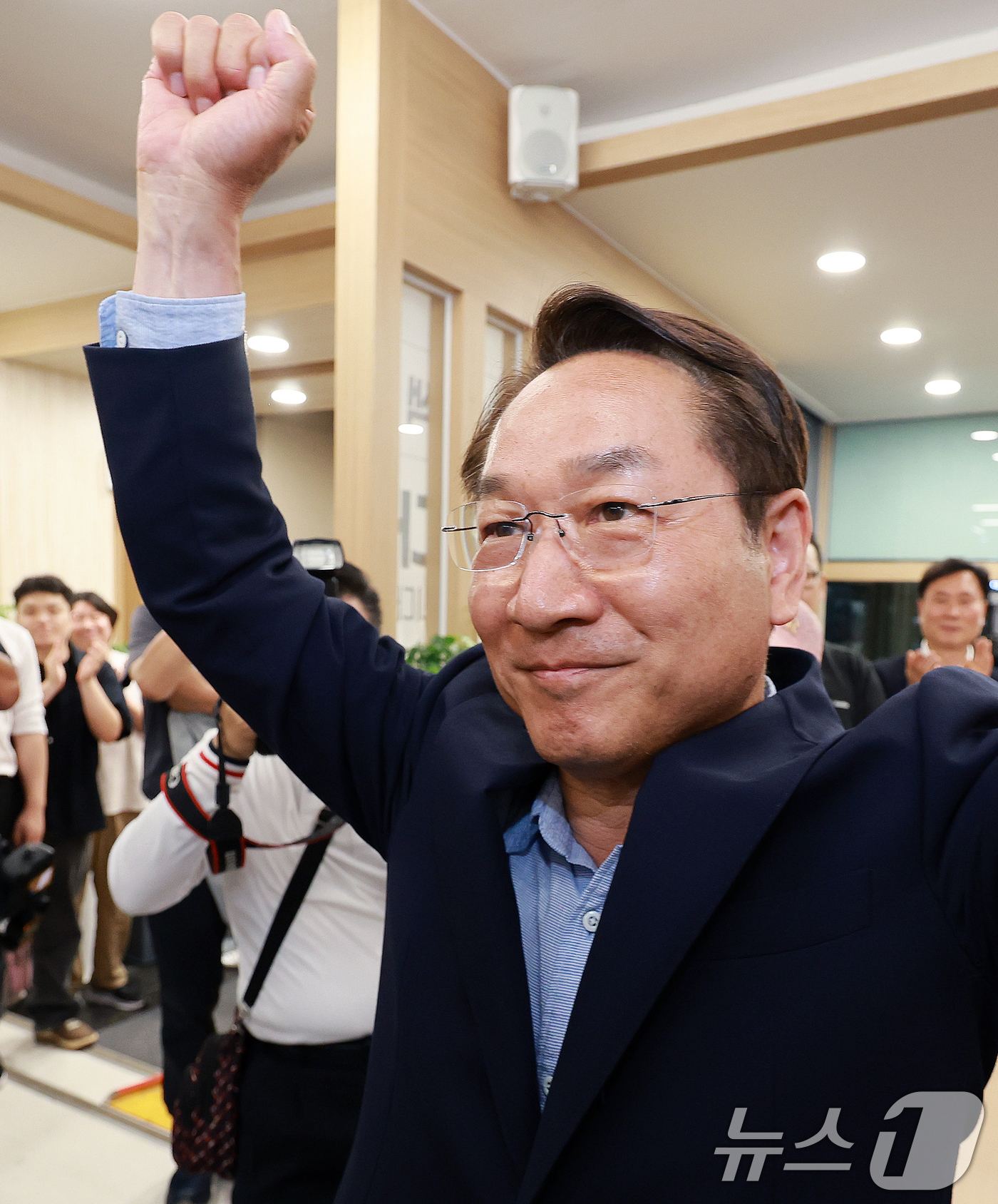 (인천=뉴스1) 이호윤 기자 = 유정복 국민의힘 인천시장 후보가 3일 인천 미추홀구 선거사무소를 찾아 지지자들과 인사를 나누고 있다. 2026.6.3/뉴스1