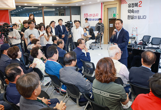 지지자들 앞에서 발언하는 유정복 후보