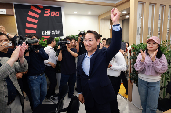 박수 받으며 퇴장하는 유정복 후보