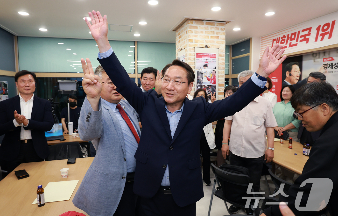 (인천=뉴스1) 이호윤 기자 = 유정복 국민의힘 인천시장 후보가 3일 인천 미추홀구 선거사무소를 찾아 지지자들과 인사를 나누고 있다. 2026.6.3/뉴스1