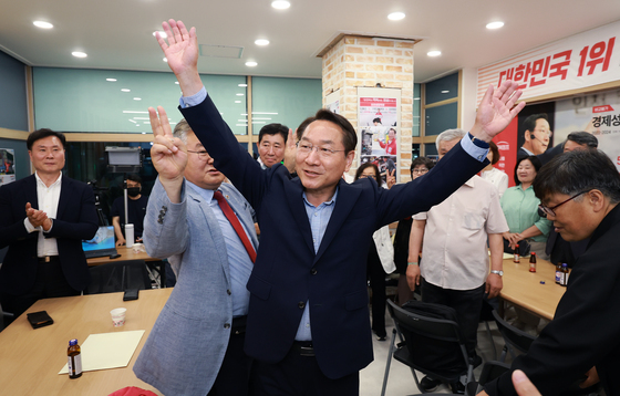 개표중 선거사무소 찾은 유정복 후보