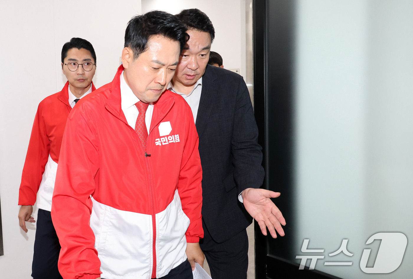 (서울=뉴스1) 황기선 기자 = 장동혁 국민의힘 대표가 3일 오후 서울 여의도 중앙당사에서 '투표용지 부족' 관련 브리핑을 위해 발걸음을 옮기고 있다. (공동취재)  2026.6. …