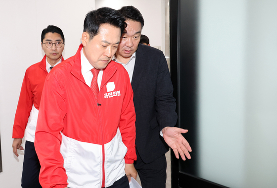 브리핑 위해 이동하는 장동혁 대표