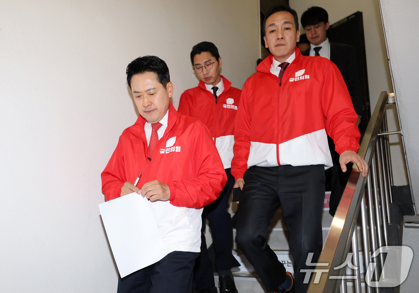 (서울=뉴스1) 황기선 기자 = 장동혁 국민의힘 대표가 3일 오후 서울 여의도 중앙당사에서 '투표용지 부족' 관련 브리핑을 위해 발걸음을 옮기고 있다. (공동취재)  2026.6. …