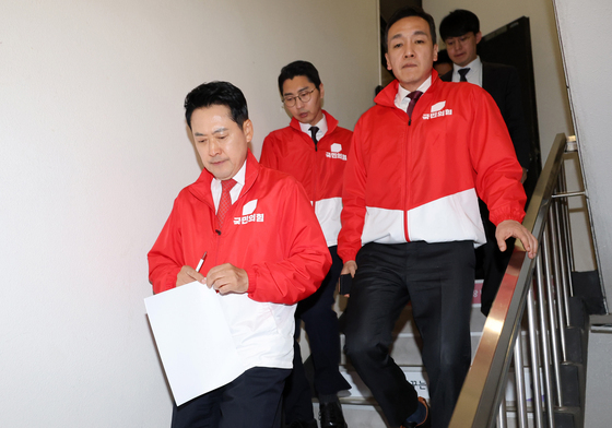 브리핑 위해 이동하는 장동혁 국민의힘 대표