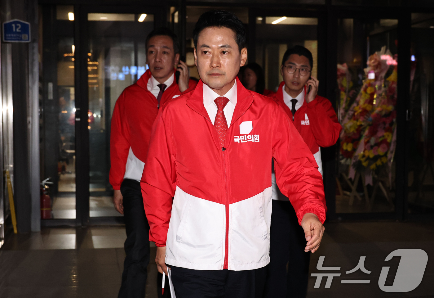 (서울=뉴스1) 황기선 기자 = 장동혁 국민의힘 대표가 3일 오후 서울 여의도 중앙당사에서 '투표용지 부족' 관련 브리핑을 마치고 중앙선관위로 항의방문을 위해 차량에 오르고 있다. …