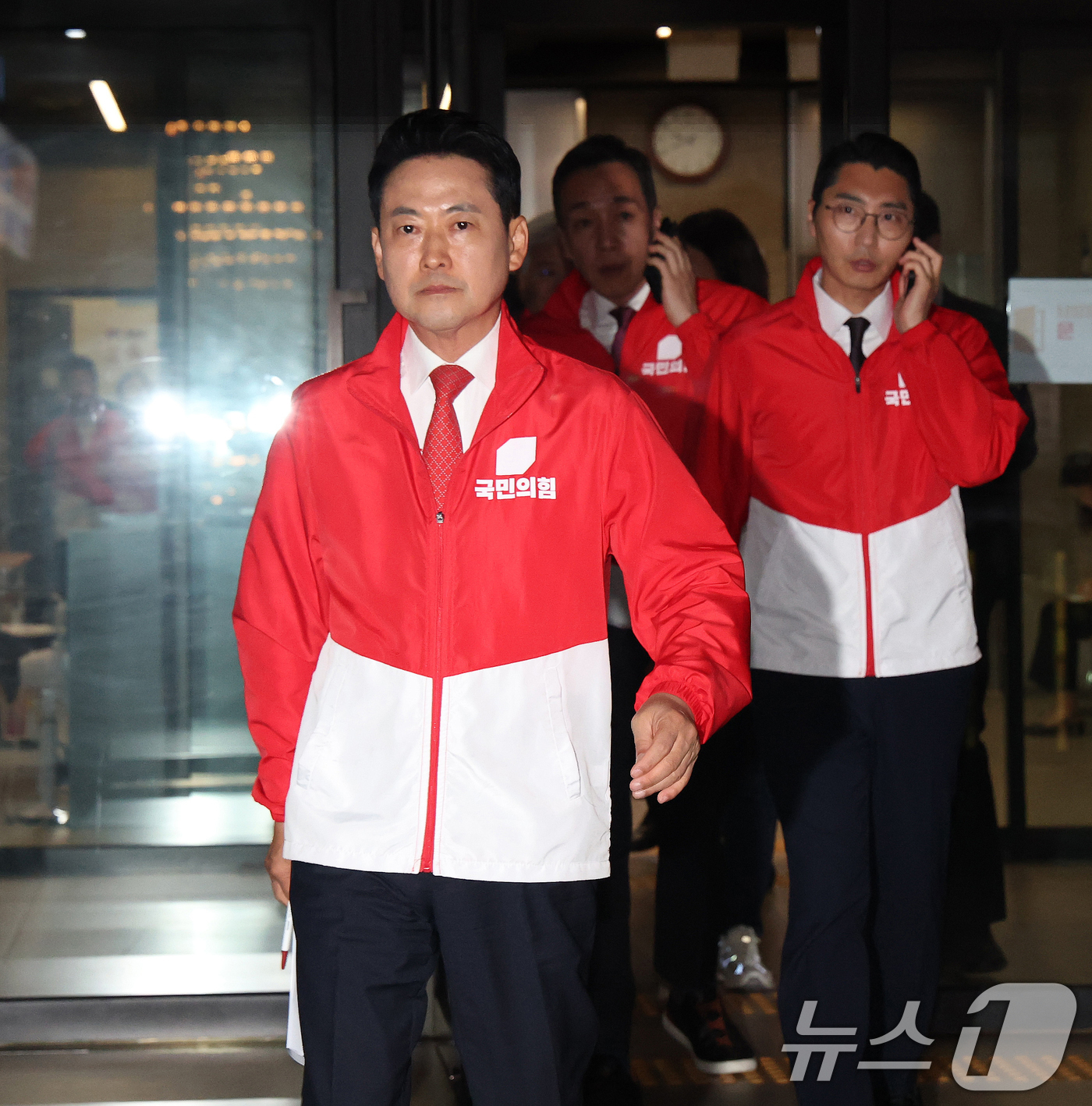 (서울=뉴스1) 황기선 기자 = 장동혁 국민의힘 대표가 3일 오후 서울 여의도 중앙당사에서 '투표용지 부족' 관련 브리핑을 마치고 중앙선관위로 항의방문을 위해 차량에 오르고 있다. …