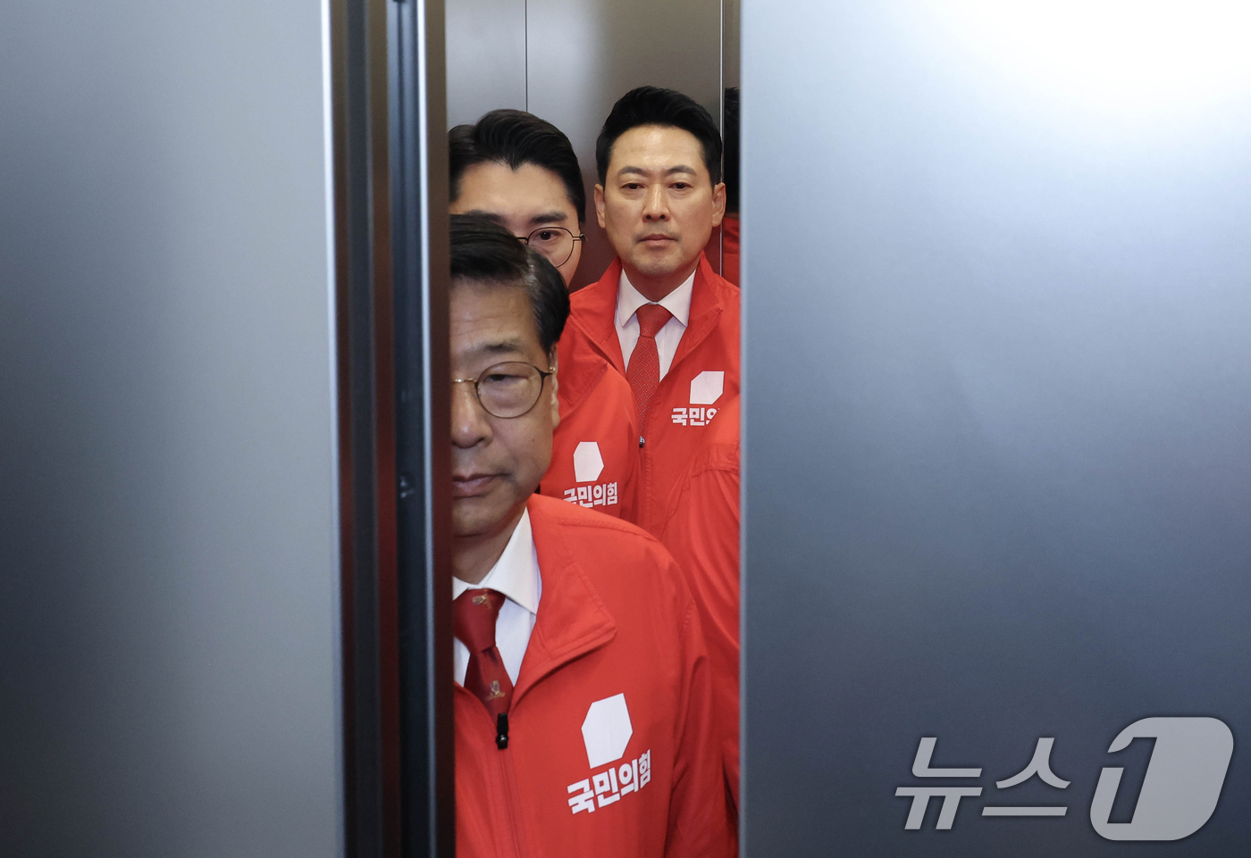 (서울=뉴스1) 황기선 기자 = 장동혁 국민의힘 대표가 3일 오후 서울 여의도 중앙당사에서 '투표용지 부족' 관련 브리핑을 마치고 이동하고 있다. (공동취재)  2026.6.3/뉴 …