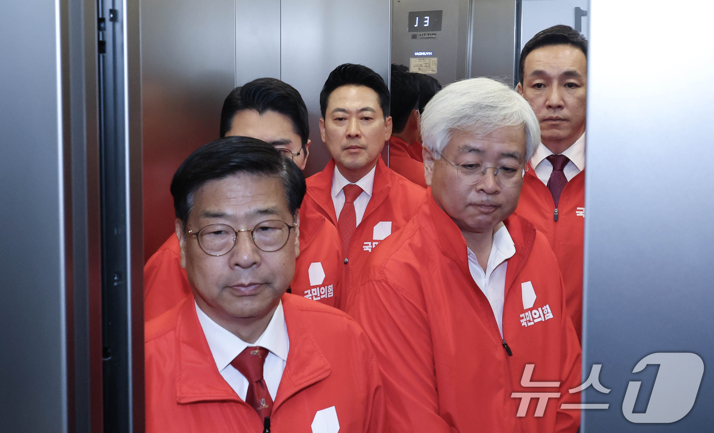 (서울=뉴스1) 황기선 기자 = 장동혁 국민의힘 대표가 3일 오후 서울 여의도 중앙당사에서 '투표용지 부족' 관련 브리핑을 마치고 이동하고 있다. (공동취재)  2026.6.3/뉴 …