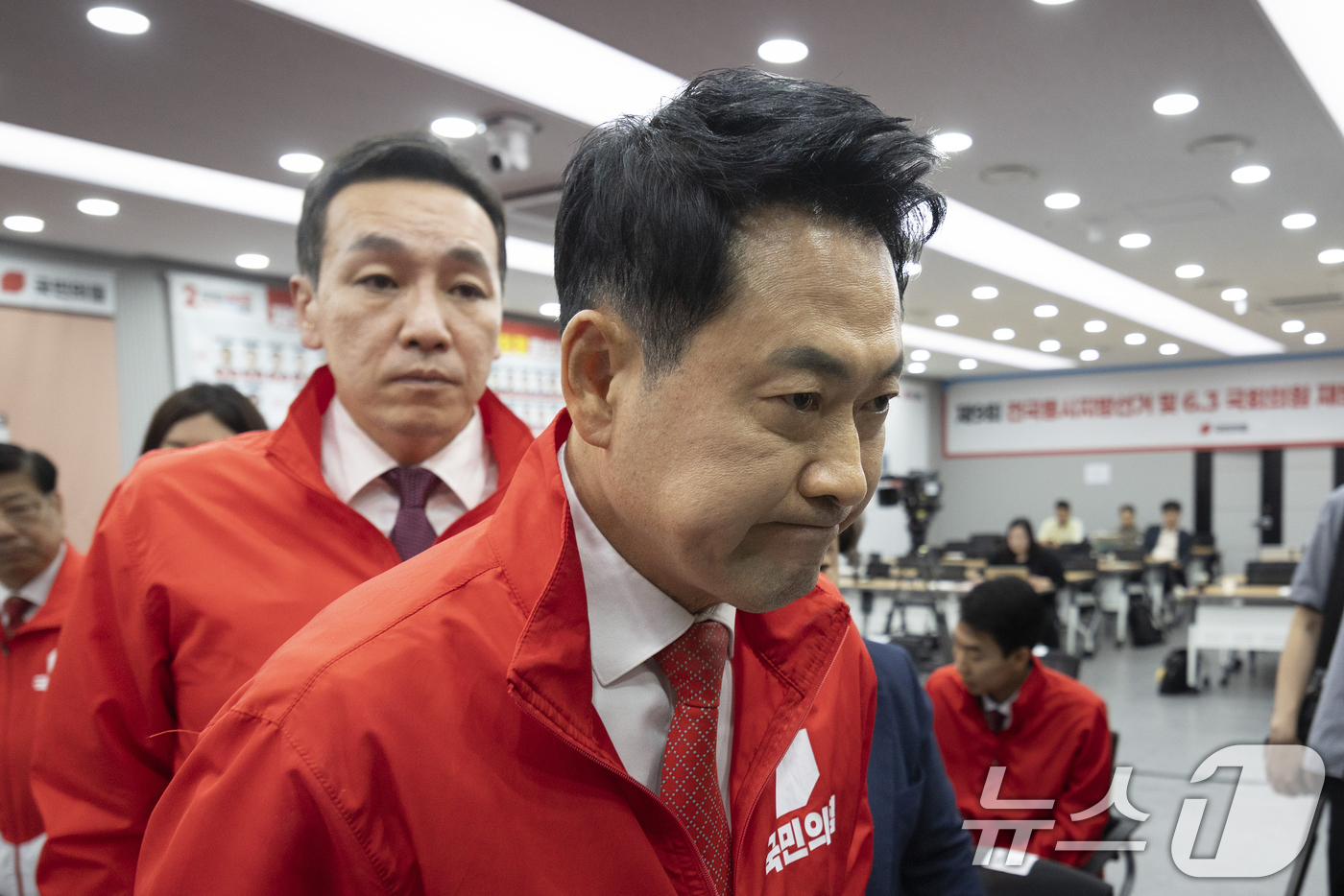 (서울=뉴스1) 황기선 기자 = 장동혁 국민의힘 대표가 3일 오후 서울 여의도 중앙당사에서 '투표용지 부족' 관련 브리핑을 마치고 이동하고 있다. (공동취재)  2026.6.3/뉴 …