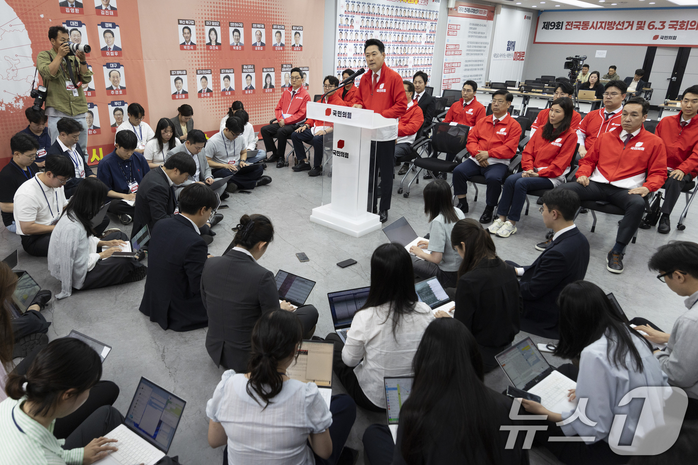 (서울=뉴스1) 황기선 기자 = 장동혁 국민의힘 대표가 3일 오후 서울 여의도 중앙당사에서 '투표용지 부족' 관련 브리핑을 하고 있다. (공동취재) 2026.6.3/뉴스1