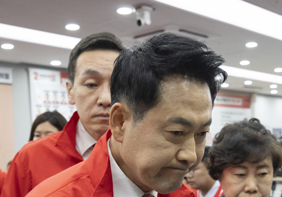 브리핑 마치고 이동하는 장동혁 대표