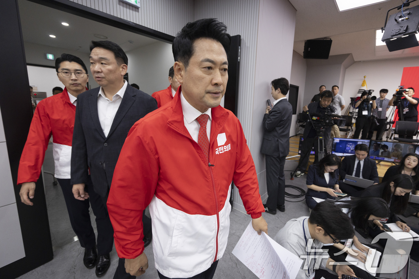 (서울=뉴스1) 황기선 기자 = 장동혁 국민의힘 대표가 3일 오후 서울 여의도 중앙당사에서 '투표용지 부족' 관련 브리핑을 위해 발걸음을 옮기고 있다.  2026.6.3/뉴스1