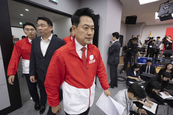 브리핑 위해 이동하는 장동혁 국민의힘 대표