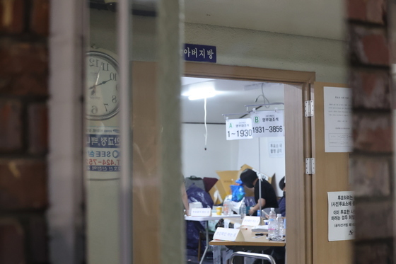 투표용지 부족 사태에 투표시간 연장된 잠실7동 제2투표소