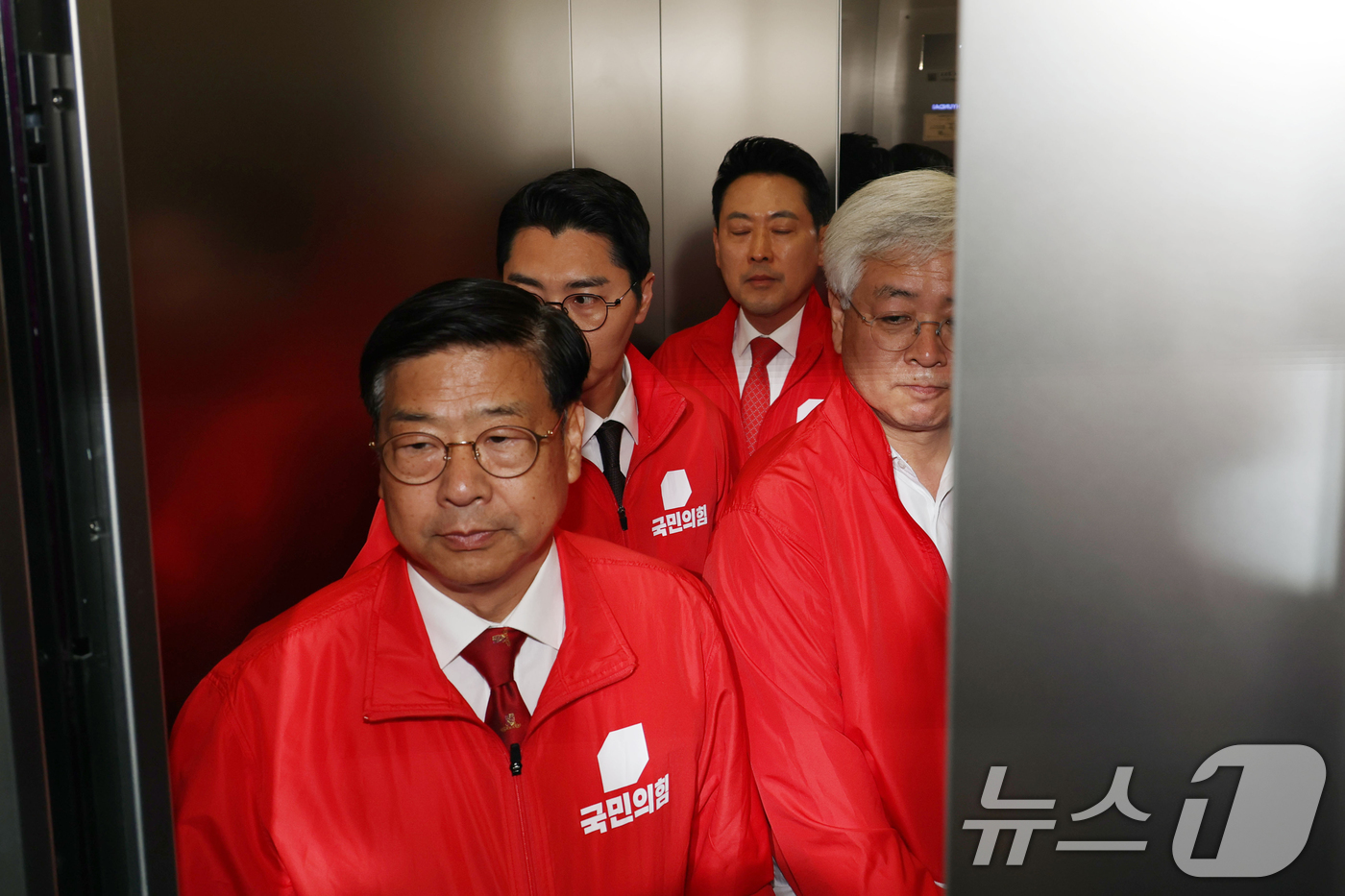 (서울=뉴스1) 황기선 기자 = 장동혁 국민의힘 대표가 3일 오후 서울 여의도 중앙당사에서 '투표용지 부족' 관련 브리핑을 마치고 이동하고 있다. (공동취재) 2026.6.3/뉴스 …