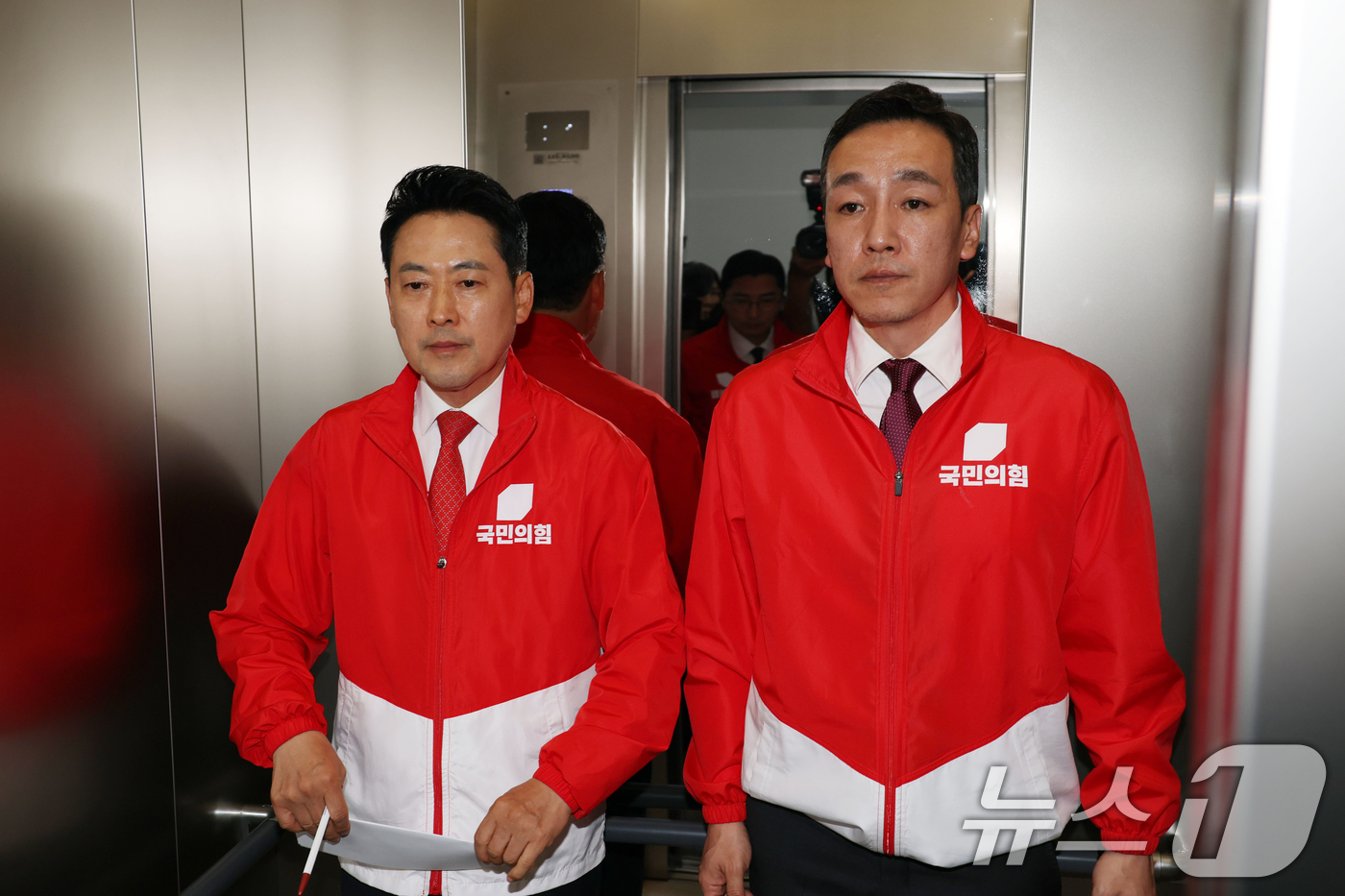 (서울=뉴스1) 황기선 기자 = 장동혁 국민의힘 대표가 3일 오후 서울 여의도 중앙당사에서 '투표용지 부족' 관련 브리핑을 마치고 이동하고 있다. (공동취재) 2026.6.3/뉴스 …