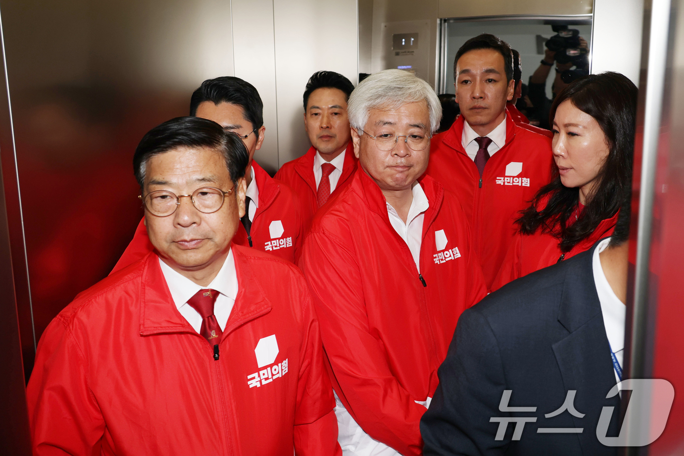(서울=뉴스1) 황기선 기자 = 장동혁 국민의힘 대표가 3일 오후 서울 여의도 중앙당사에서 '투표용지 부족' 관련 브리핑을 마치고 이동하고 있다. (공동취재) 2026.6.3/뉴스 …