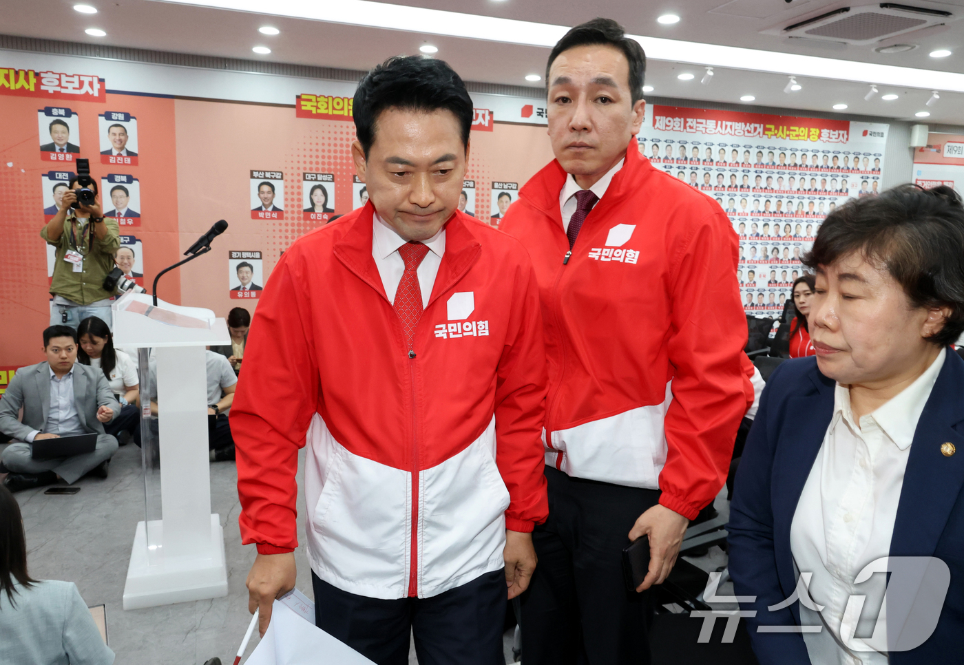 (서울=뉴스1) 황기선 기자 = 장동혁 국민의힘 대표가 3일 오후 서울 여의도 중앙당사에서 '투표용지 부족' 관련 브리핑을 마치고 이동하고 있다. (공동취재) 2026.6.3/뉴스 …