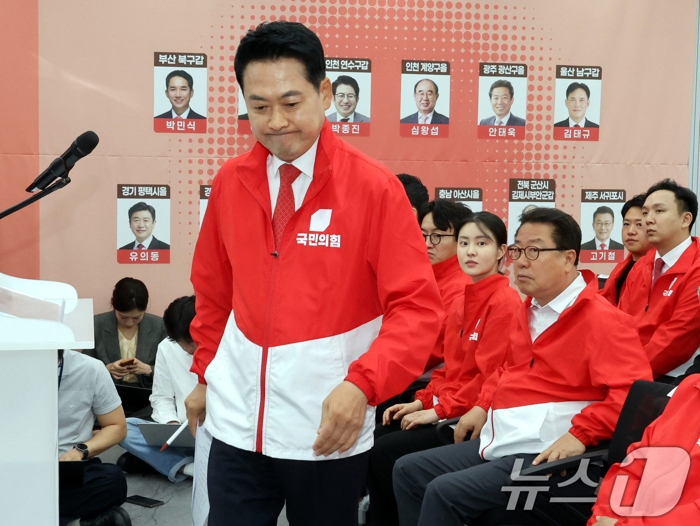 (서울=뉴스1) 황기선 기자 = 장동혁 국민의힘 대표가 3일 오후 서울 여의도 중앙당사에서 '투표용지 부족' 관련 브리핑을 마치고 이동하고 있다. (공동취재) 2026.6.3/뉴스 …