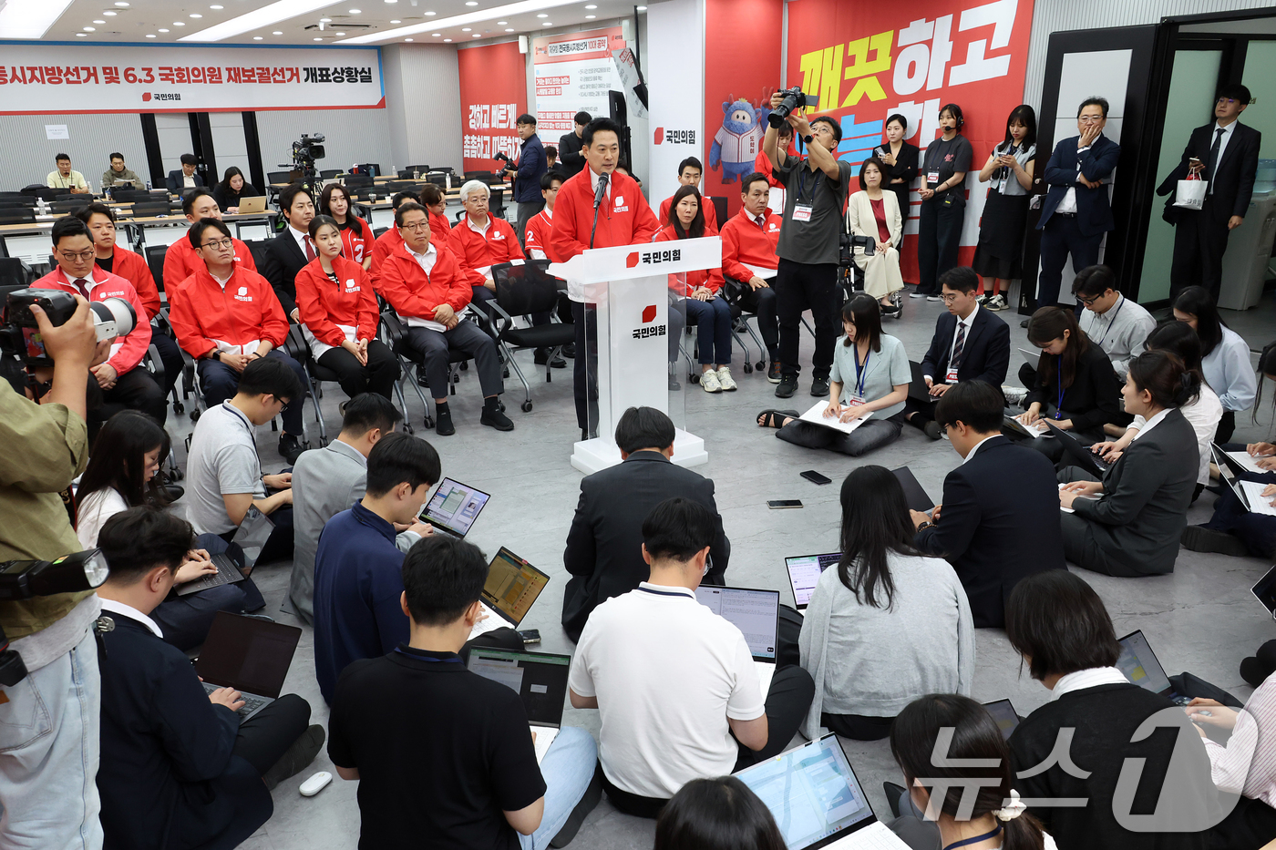 (서울=뉴스1) 황기선 기자 = 장동혁 국민의힘 상임선거대책위원장이 3일 서울 여의도 중앙당사 개표상황실에서 투표용지 부족 사태와 관련한 긴급 현안 브리핑을 하고 있다. 2026. …
