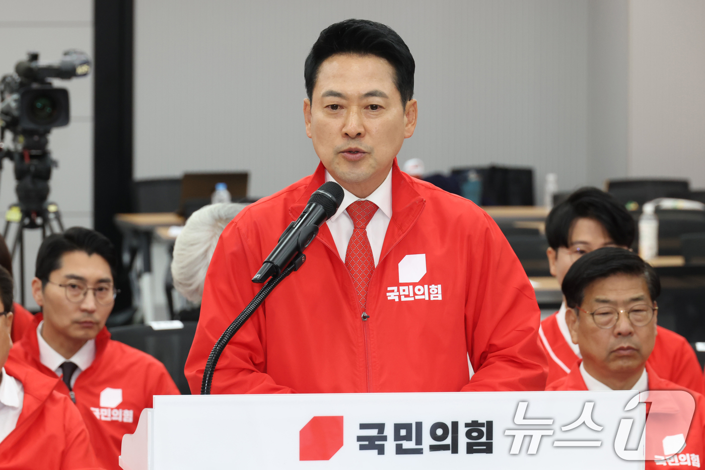 (서울=뉴스1) 황기선 기자 = 장동혁 국민의힘 대표가 3일 오후 서울 여의도 중앙당사에서 '투표용지 부족' 관련 브리핑을 하고 있다. (공동취재)  2026.6.3/뉴스1