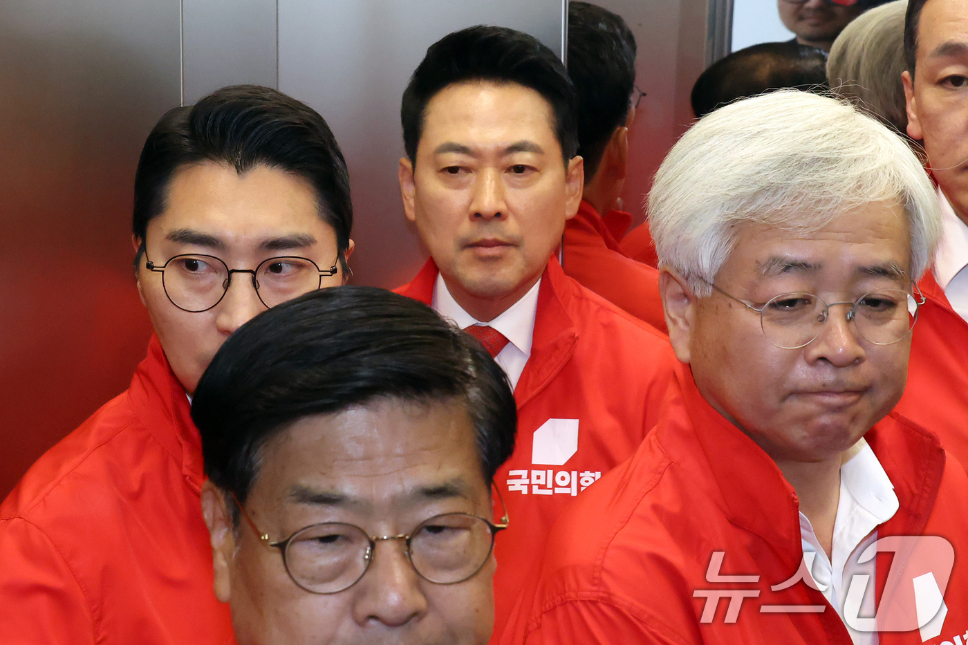 (서울=뉴스1) 황기선 기자 = 장동혁 국민의힘 대표가 3일 오후 서울 여의도 중앙당사에서 '투표용지 부족' 관련 브리핑을 마치고 이동하고 있다. (공동취재) 2026.6.3/뉴스 …