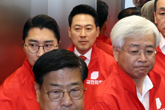 브리핑 마치고 이동하는 장동혁 대표