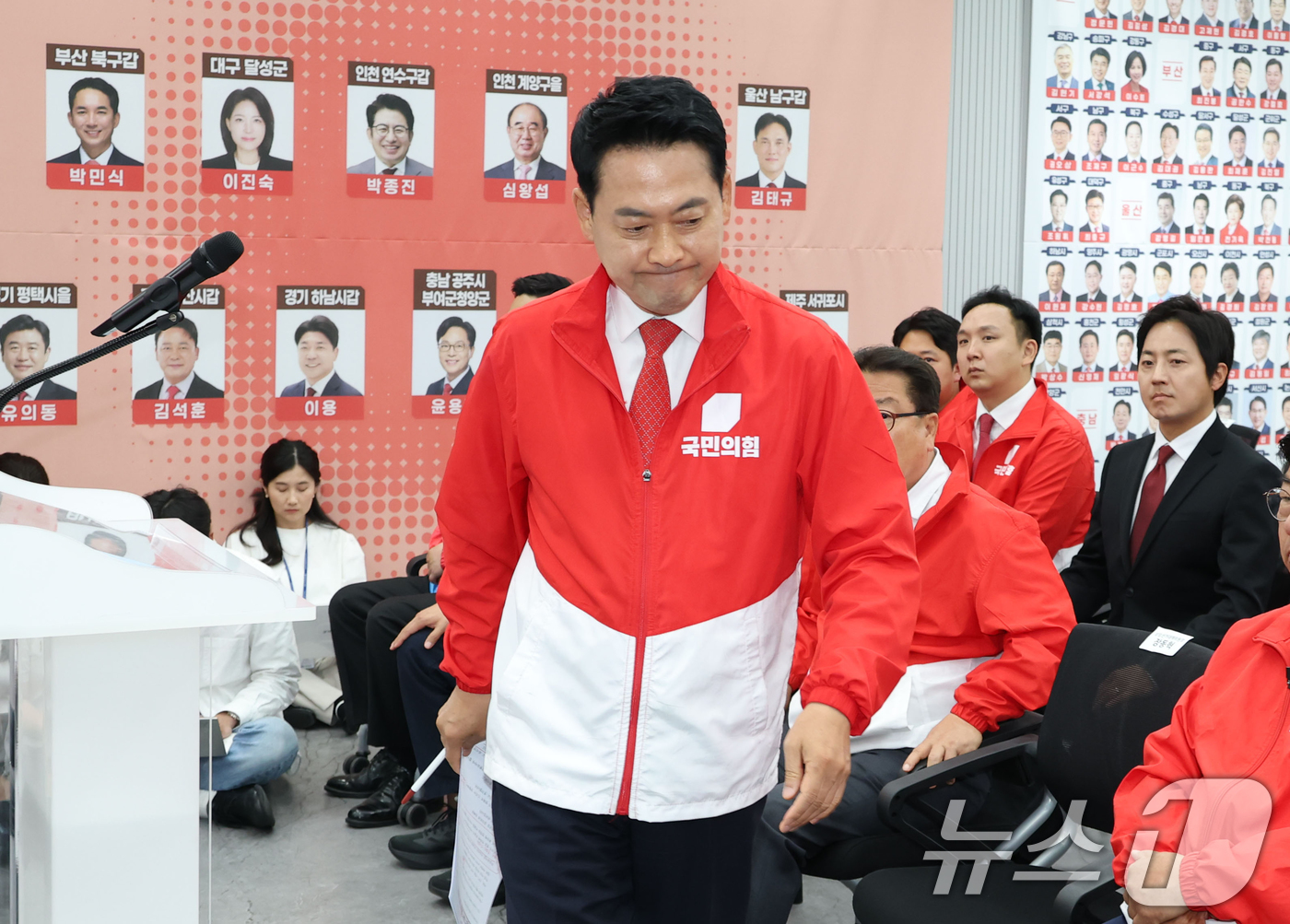 (서울=뉴스1) 황기선 기자 = 장동혁 국민의힘 대표가 3일 오후 서울 여의도 중앙당사에서 '투표용지 부족' 관련 브리핑을 마치고 이동하고 있다. (공동취재) 2026.6.3/뉴스 …